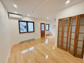 215 De La Commune Rue O in Montréal, QC - Building Photo