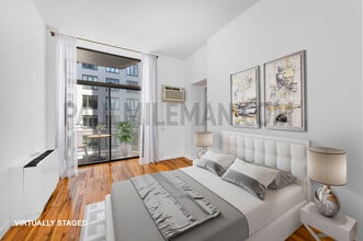85 E 10th St in New York, NY - Foto de edificio - Building Photo