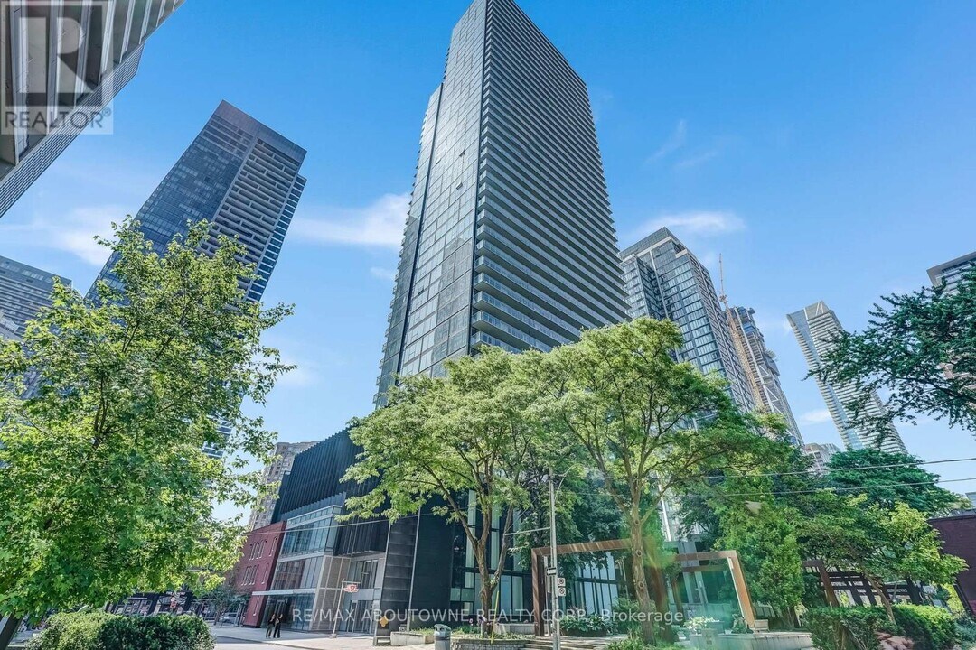 3-1803 Gloucester St in Toronto, ON - Building Photo