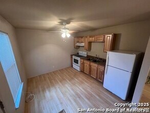 131 Howard Ln in Bandera, TX - Foto de edificio - Building Photo
