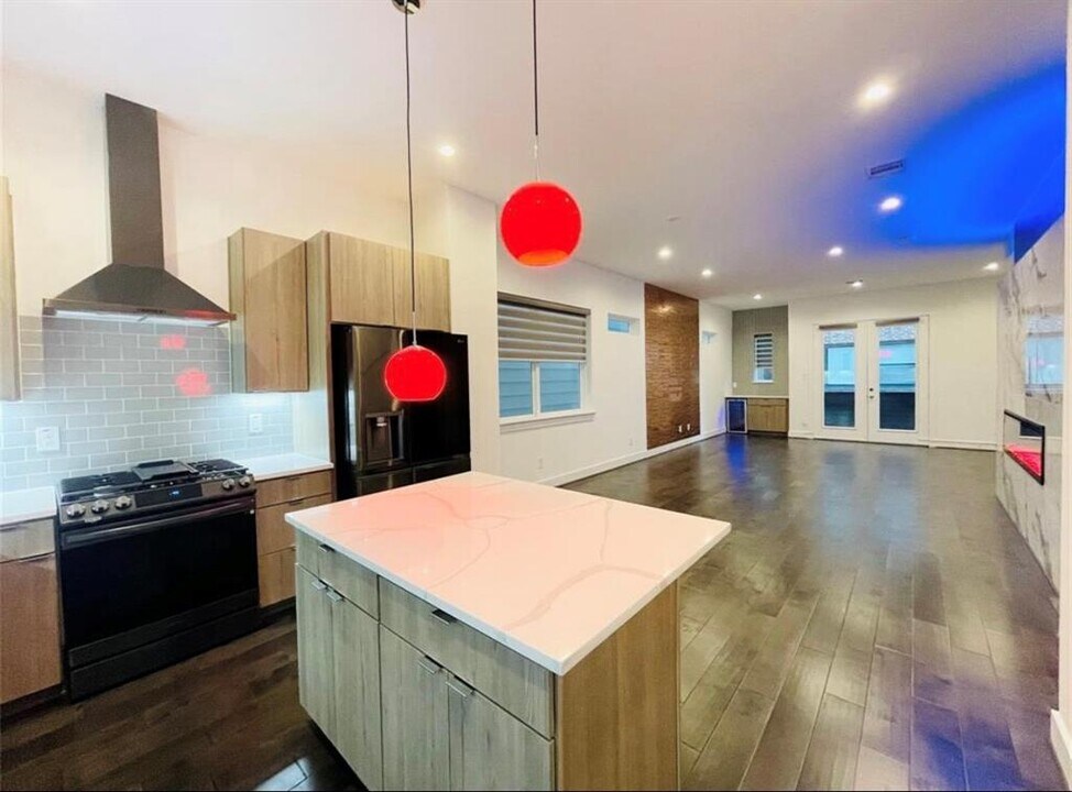 5855 Dolores St in Houston, TX - Building Photo