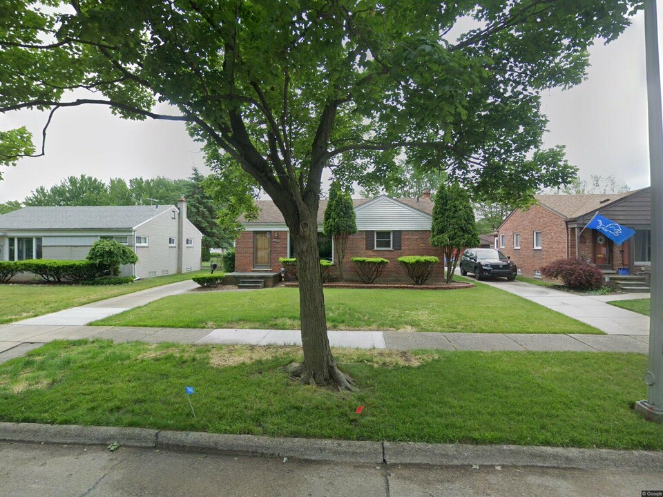 29951 Robert Dr in Livonia, MI - Building Photo