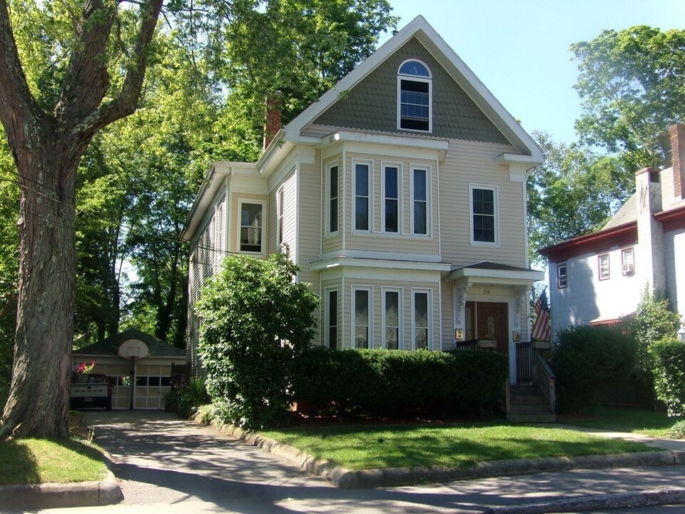 166 W Chestnut St in Brockton, MA - Building Photo