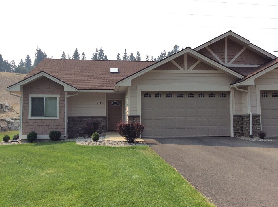 214 E Elcliff Rd in Spokane, WA - Building Photo