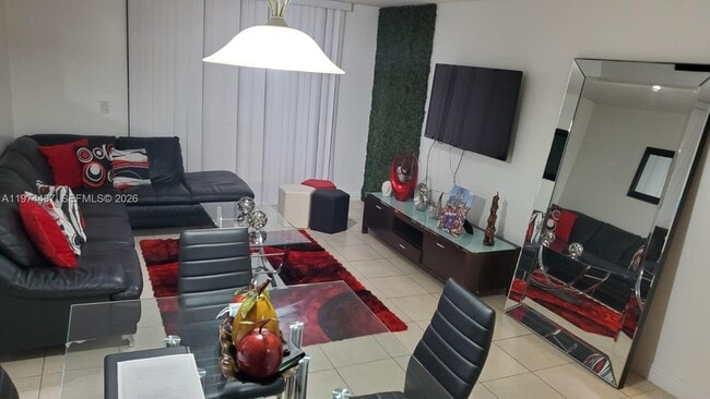 8373 Lake Dr in Doral, FL - Building Photo - Building Photo