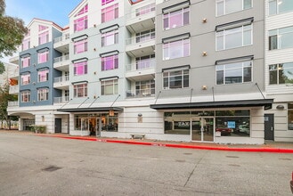 Courtyard Off Main in Bellevue, WA - Foto de edificio - Building Photo