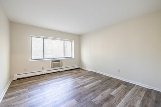 Parklawn Apartments in Rochester, NY - Building Photo - Building Photo