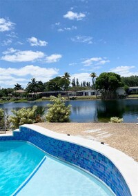 1740 NW 105th Ave in Pembroke Pines, FL - Foto de edificio - Building Photo