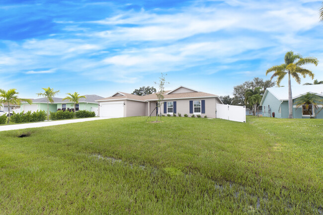 202 SW Aldoro Pl in Port St. Lucie, FL - Foto de edificio - Building Photo