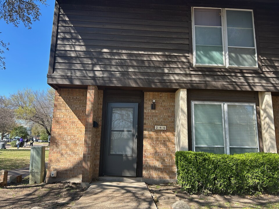 246 Rolling Hills Pl in Lancaster, TX - Building Photo