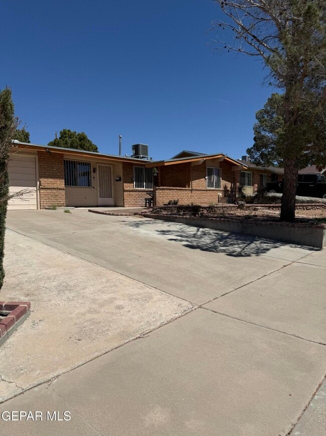 10449 Chinaberry Dr in El Paso, TX - Foto de edificio - Building Photo