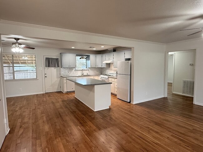 204 Meadow Ln in Brenham, TX - Foto de edificio - Building Photo