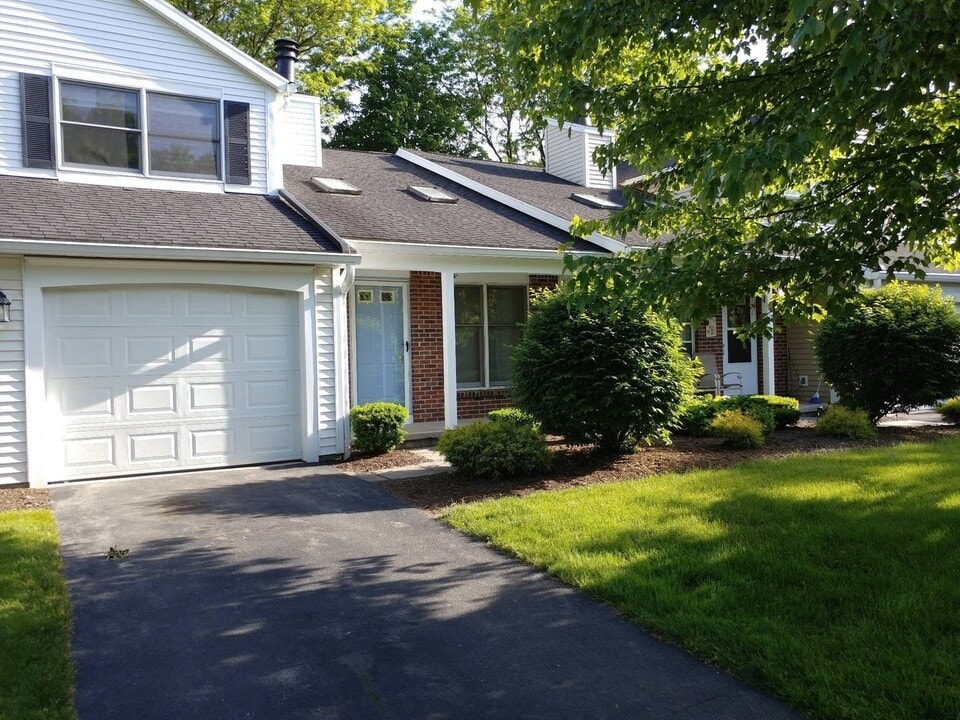 16 Walnut Cir in Webster, NY - Building Photo