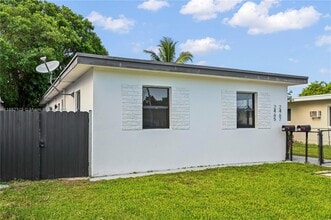 2465 NW 35th St in Miami, FL - Building Photo - Building Photo