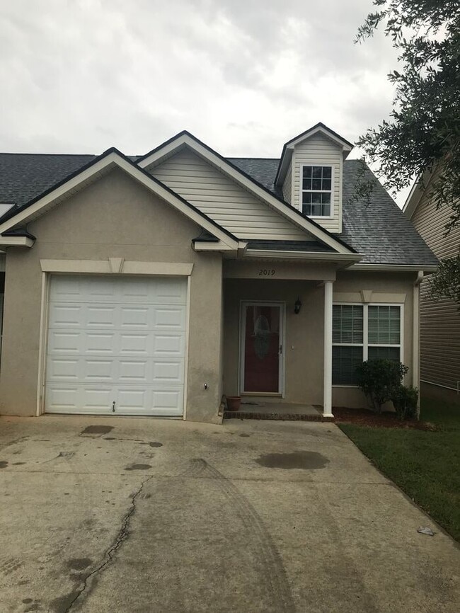 property at 2019 Reserve Ln