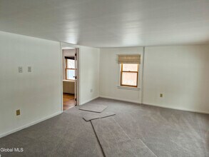 160 Old Plant Rd in Clifton Park, NY - Building Photo - Building Photo