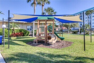 10215 Regal Dr in Largo, FL - Building Photo - Building Photo
