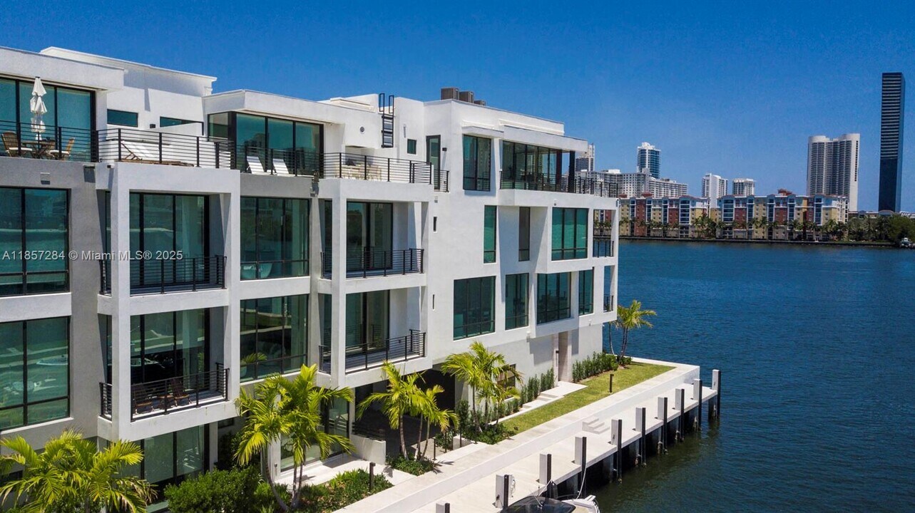 4008 NE 167th St in North Miami Beach, FL - Building Photo