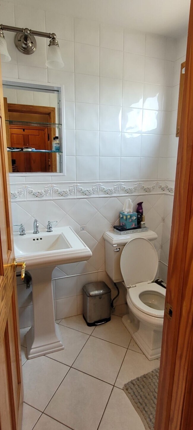 6 Albergo Ct in Bethpage, NY - Building Photo - Building Photo