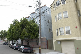 Santana Apartments in Oakland, CA - Foto de edificio - Building Photo