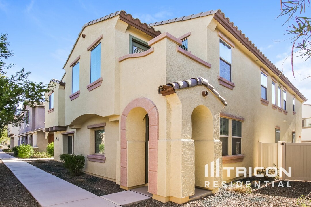 12540 W Hummingbird Terrace in Peoria, AZ - Building Photo
