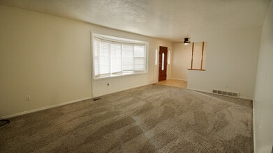 2455 S Bluff Rd in Syracuse, UT - Building Photo - Building Photo