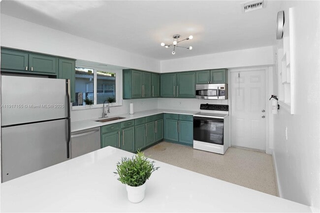 39 SE 13th Terrace in Dania Beach, FL - Building Photo - Building Photo