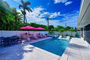690 100th Ave N in Naples, FL - Building Photo