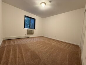 1274 River Rd, Unit 208 Undercliff Ave B6 in Edgewater, NJ - Building Photo - Building Photo