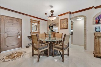 5555 Collins Ave, Unit 5B in Miami Beach, FL - Building Photo - Building Photo