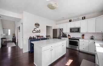 6517 Turf Way in Anderson, IN - Building Photo - Building Photo