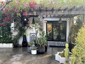 1126 N Hoover St in Los Angeles, CA - Building Photo - Building Photo