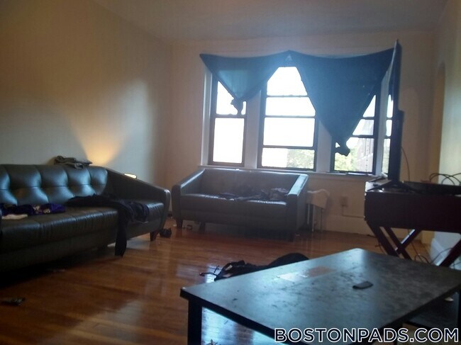 349 Pleasant St in Malden, MA - Foto de edificio - Building Photo