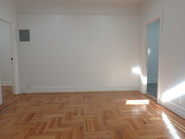 663 E 94th St in Brooklyn, NY - Foto de edificio - Building Photo