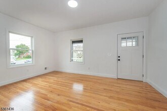17 N Weiss St in Manville, NJ - Building Photo - Building Photo