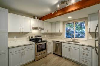 Saratoga Townhomes in Mukilteo, WA - Building Photo - Interior Photo