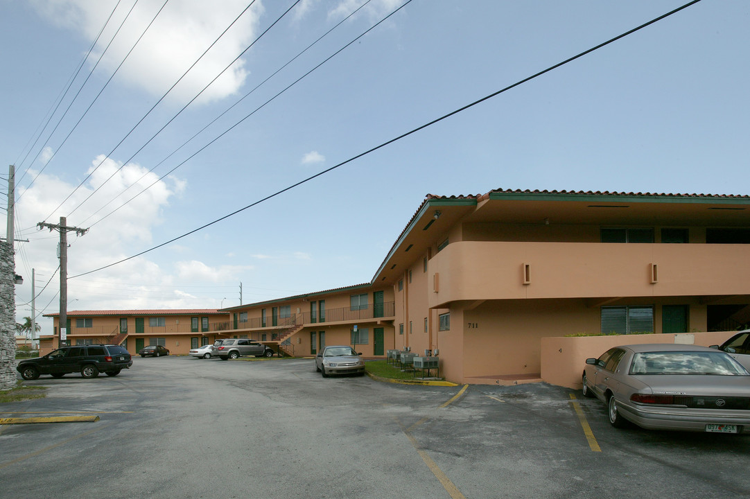 River House Apartments in Miami Springs, FL - Building Photo