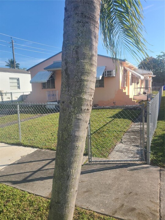 1706 Plunkett St in Hollywood, FL - Building Photo