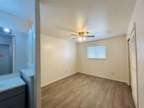 8030 Sands Point Dr in Houston, TX - Building Photo - Building Photo