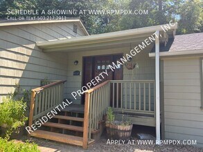 4512 SW Fairvale Ct in Portland, OR - Building Photo - Building Photo