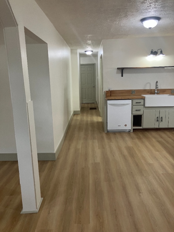 306 1/2 W Center St