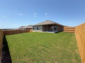 229 Creekfall Rd in Burnet, TX - Foto de edificio - Building Photo