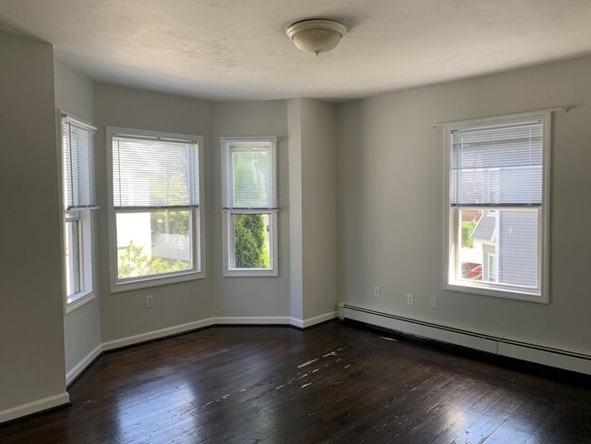 16 Charles St Ave in Waltham, MA - Foto de edificio - Building Photo