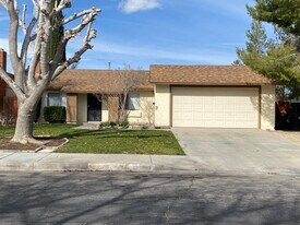 3045 Brentwood Ave in Lancaster, CA - Building Photo