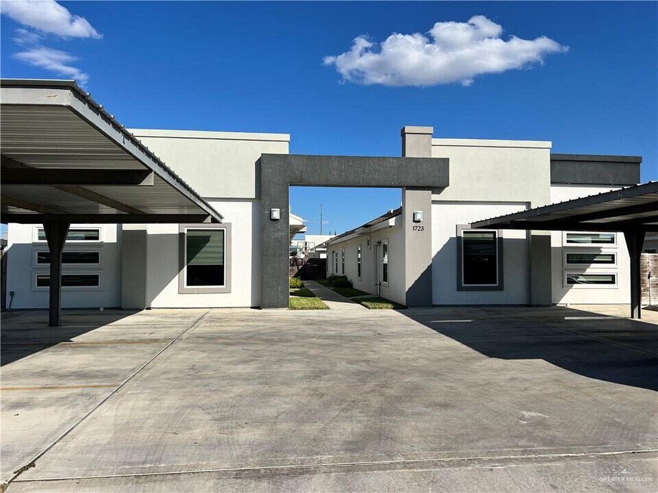 22 South Dr in Pharr, TX - Building Photo