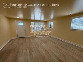 1715 McKnight Mill Rd in Greensboro, NC - Foto de edificio - Building Photo