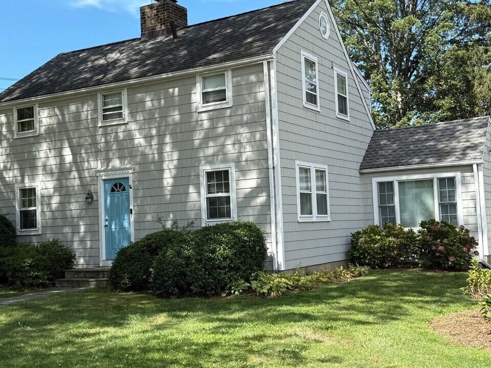 61 Richmond Hill Rd in New Canaan, CT - Building Photo