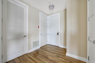 15 Somerset Ln in Edgewater, NJ - Building Photo - Building Photo