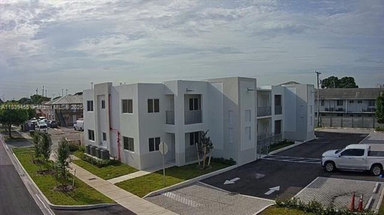 310 E 7th St in Hialeah, FL - Building Photo