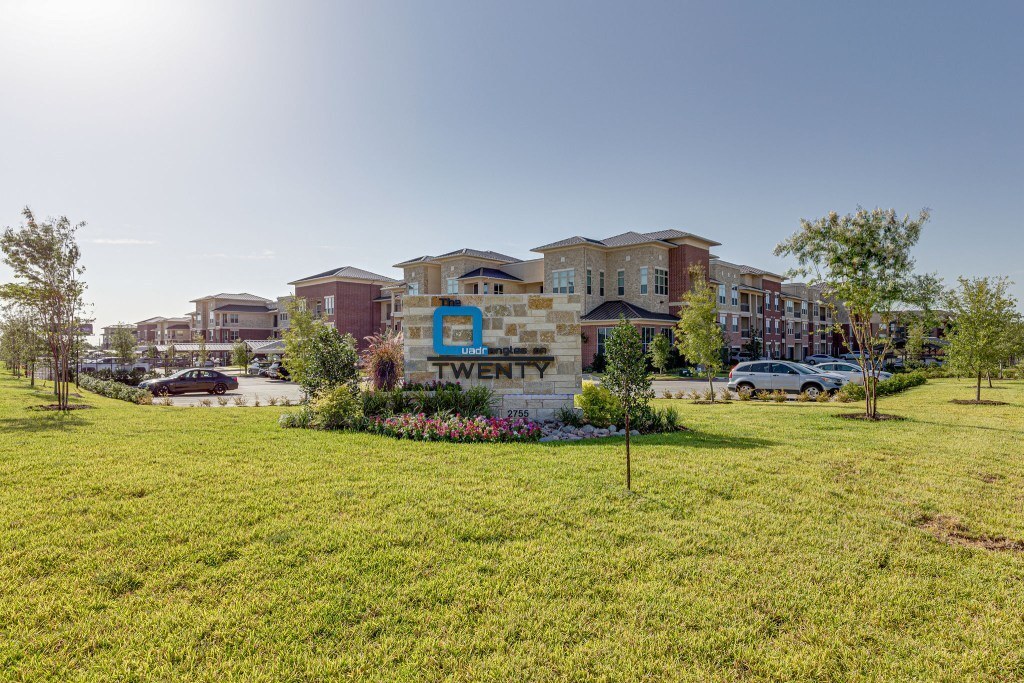 The Quadrangles on Twenty in Grand Prairie, TX - Building Photo